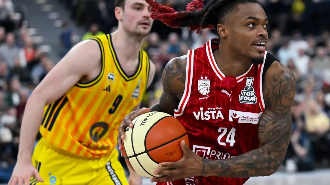 Cobe Williams (r) feiert mit Bamberg den Pokalsieg. - Bild: Sven Hoppe/dpa