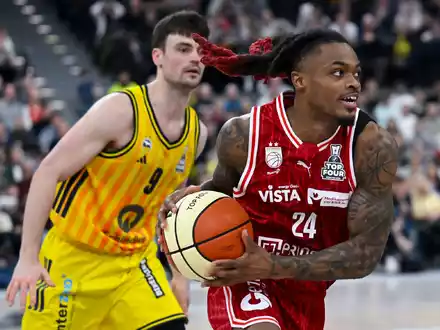 Cobe Williams (r) feiert mit Bamberg den Pokalsieg. - Foto: Sven Hoppe/dpa