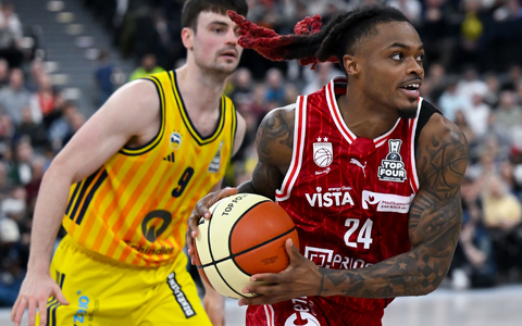 Cobe Williams (r) feiert mit Bamberg den Pokalsieg. - Foto: Sven Hoppe/dpa