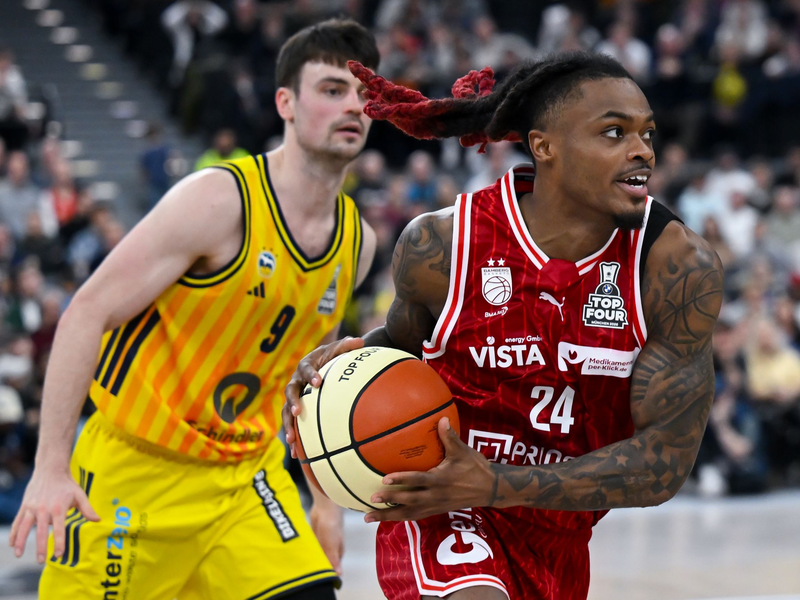 Cobe Williams (r) feiert mit Bamberg den Pokalsieg. - Foto: Sven Hoppe/dpa