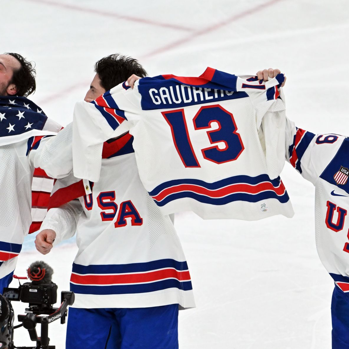 Emotionale Geste nach dem Sieg im Eishockey-Finale. - Foto: Peter Kneffel/dpa
