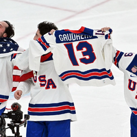 Emotionale Geste nach dem Sieg im Eishockey-Finale. - Foto: Peter Kneffel/dpa