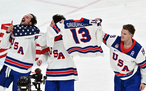 Emotionale Geste nach dem Sieg im Eishockey-Finale. - Foto: Peter Kneffel/dpa