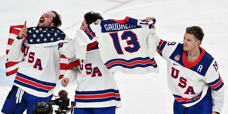 Emotionale Geste nach dem Sieg im Eishockey-Finale. - Foto: Peter Kneffel/dpa