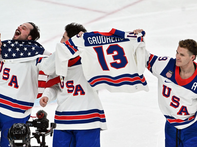 Emotionale Geste nach dem Sieg im Eishockey-Finale. - Foto: Peter Kneffel/dpa