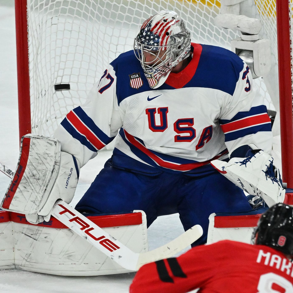 Torhüter Hellebuyck war der überragende Mann im US-Team. - Foto: Peter Kneffel/dpa