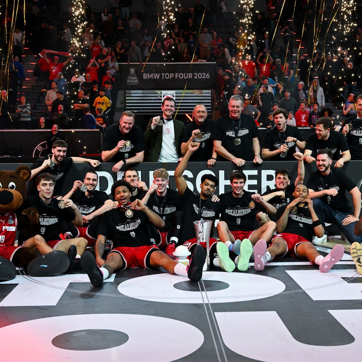 Die Bamberger bejubeln ausgelassen ihren Coup. - Foto: Sven Hoppe/dpa