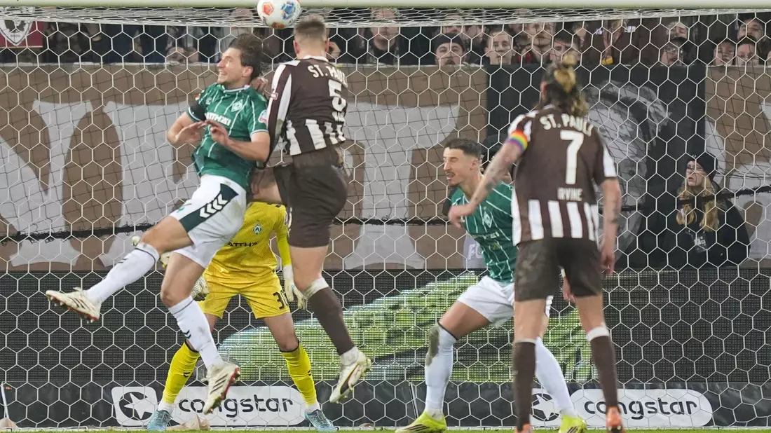 Hauke Wahl (2.v.l) trifft zum 1:0 für den FC St. Pauli. - Bild: Marcus Brandt/dpa
