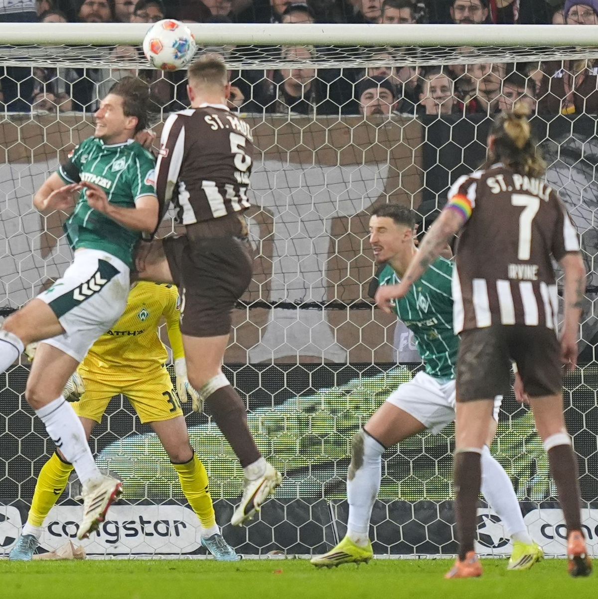Hauke Wahl (2.v.l) trifft zum 1:0 für den FC St. Pauli. - Foto: Marcus Brandt/dpa