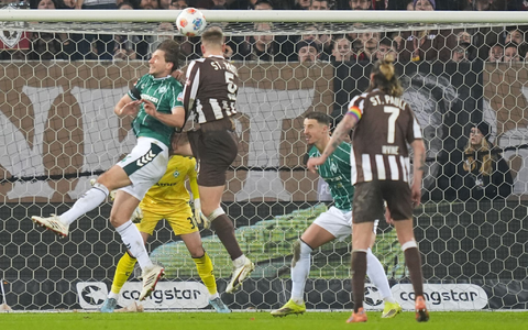 Hauke Wahl (2.v.l) trifft zum 1:0 für den FC St. Pauli. - Foto: Marcus Brandt/dpa