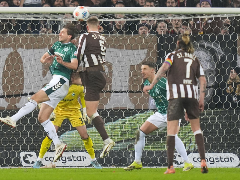 Hauke Wahl (2.v.l) trifft zum 1:0 für den FC St. Pauli. - Foto: Marcus Brandt/dpa