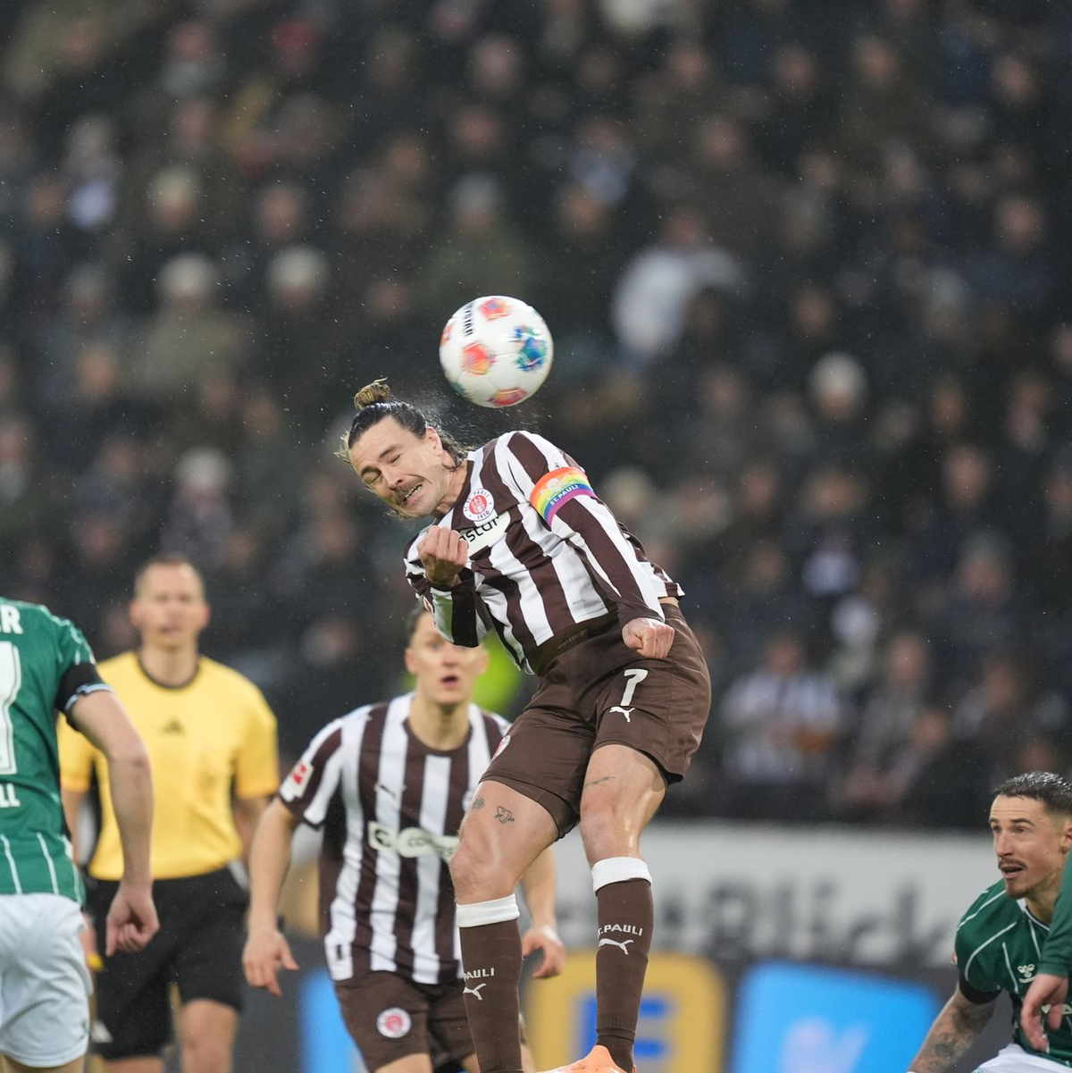 St. Paulis Kapitän Jackson Irvine beim Kopfball. - Foto: Marcus Brandt/dpa