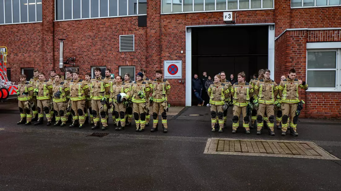 FW-GL: Erfolgreicher Abschluss der Feuerwehrgrundausbildung bei der Feuerwehr Bergisch Gladbach - Bild: presseportal.de