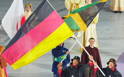 Tobias Wendl (l) und Tobias Arlt tragen die deutsche Fahne.  - Foto: Michael Kappeler/dpa