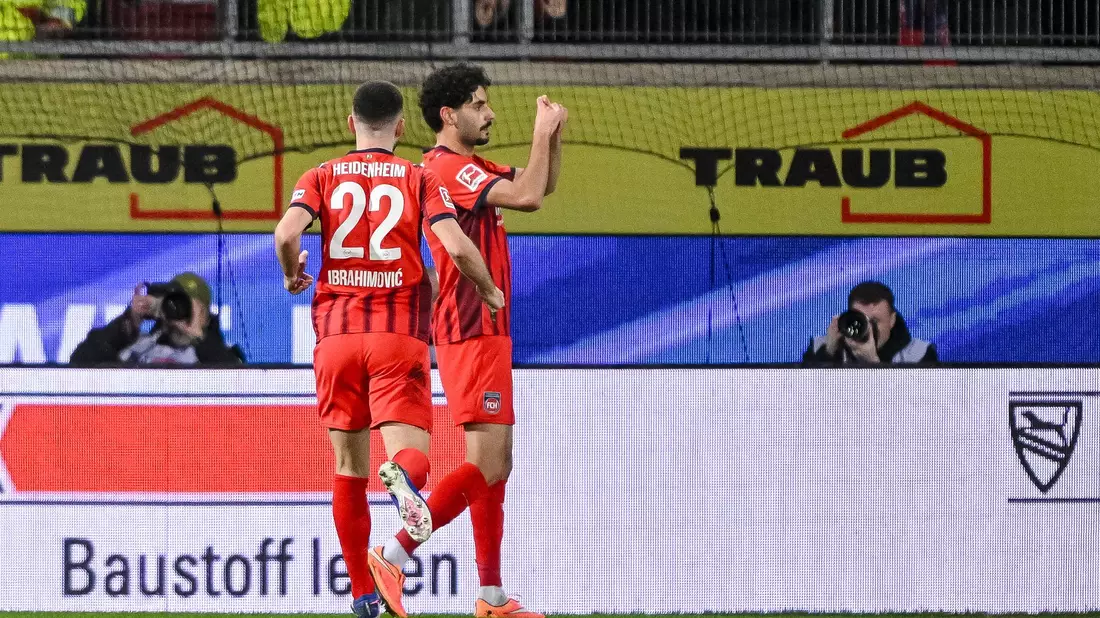 Mit einem mit den Händen geformten Herz feierte Eren Dinkçi seinen Treffer zum 1:1. - Bild: Harry Langer/dpa