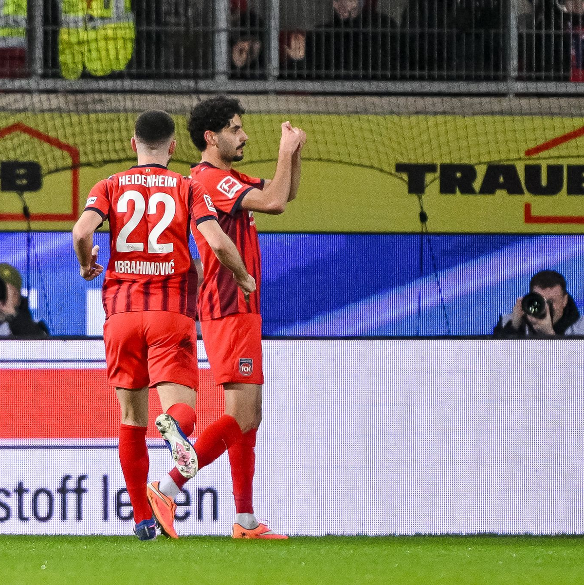 Mit einem mit den Händen geformten Herz feierte Eren Dinkçi seinen Treffer zum 1:1. - Foto: Harry Langer/dpa