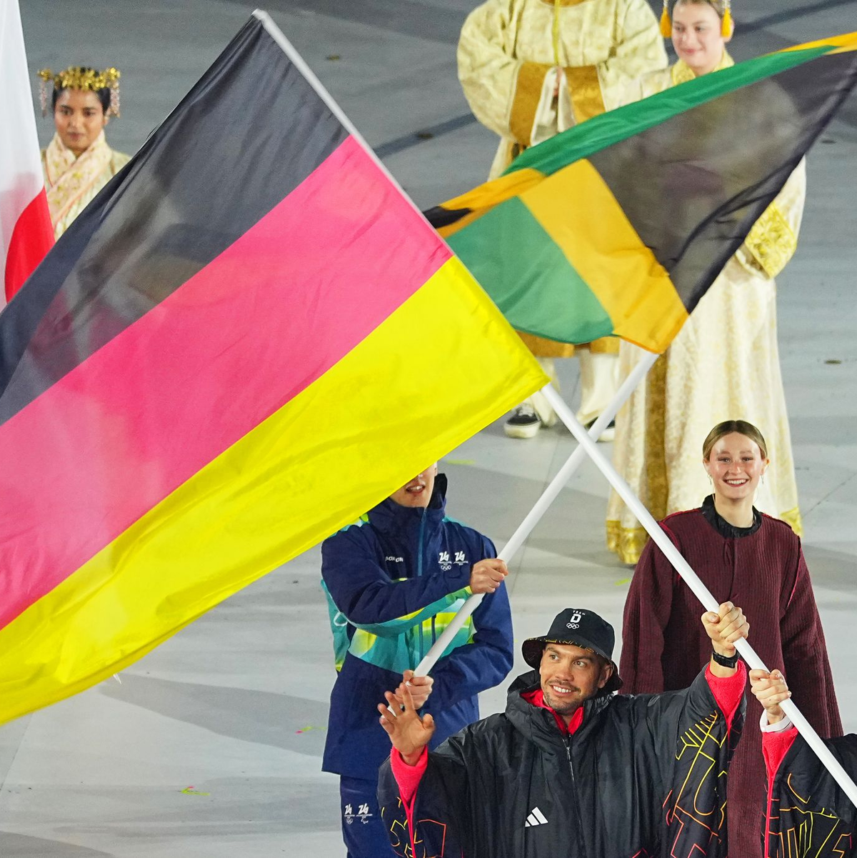 Tobias Wendl (l) und Tobias Arlt tragen die deutsche Fahne.  - Foto: Michael Kappeler/dpa