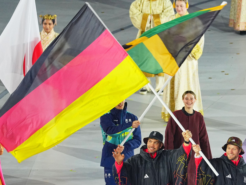 Tobias Wendl (l) und Tobias Arlt tragen die deutsche Fahne.  - Foto: Michael Kappeler/dpa