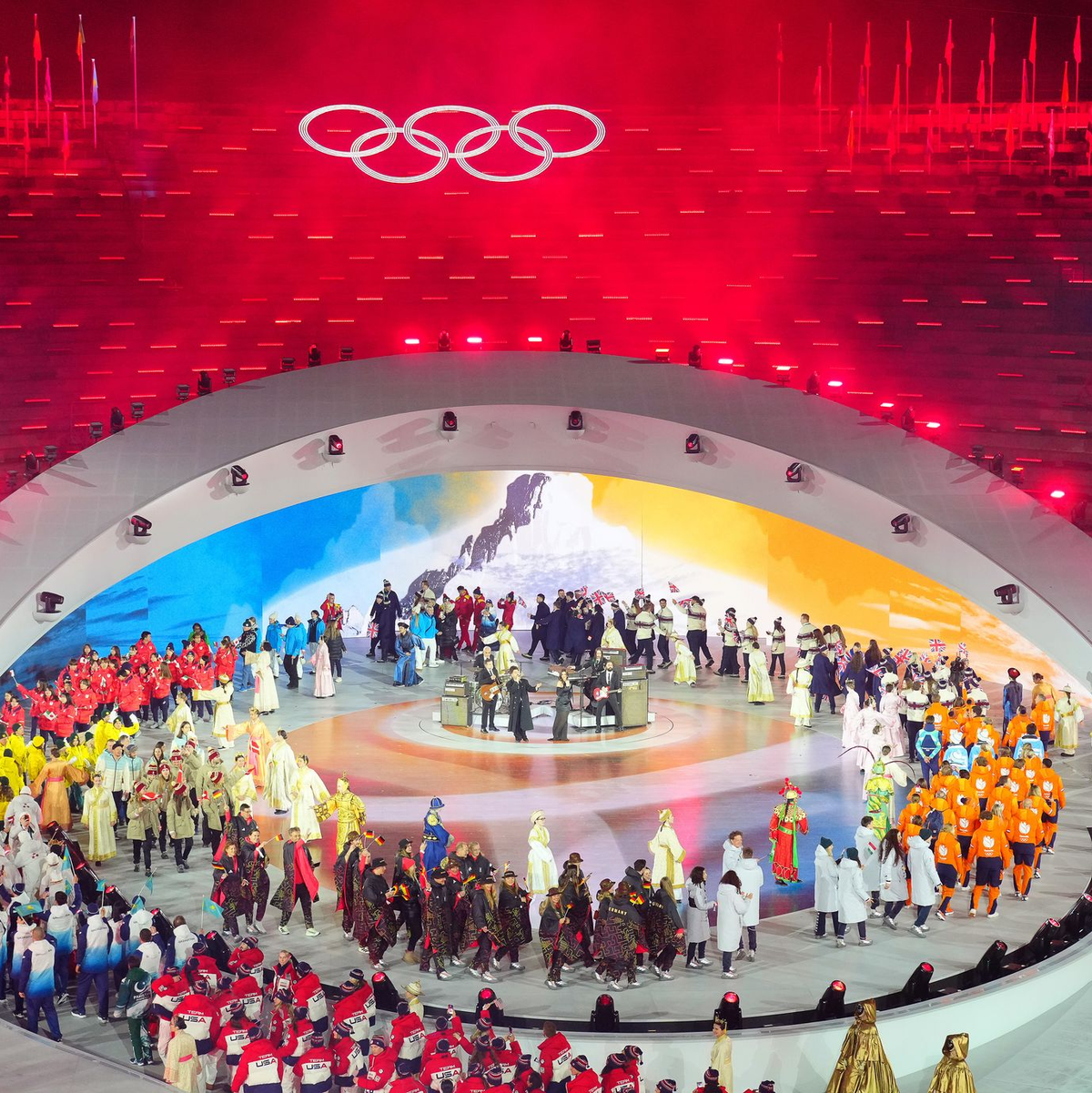 Auch die Schlussfeier der Olympischen Winterspiele geriet bunt. - Foto: Michael Kappeler/dpa