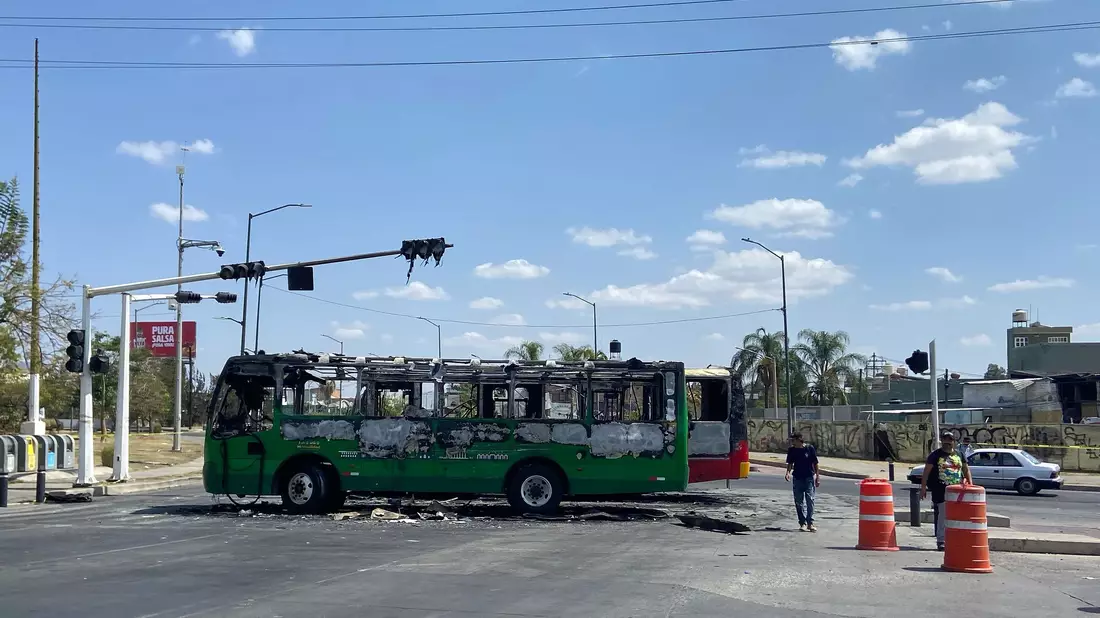  In mehreren Bundesstaaten wurden Straßen mit brennenden Autos, Lastwagen und Bussen gesperrt. - Bild: Refugio Ruiz/AP/dpa