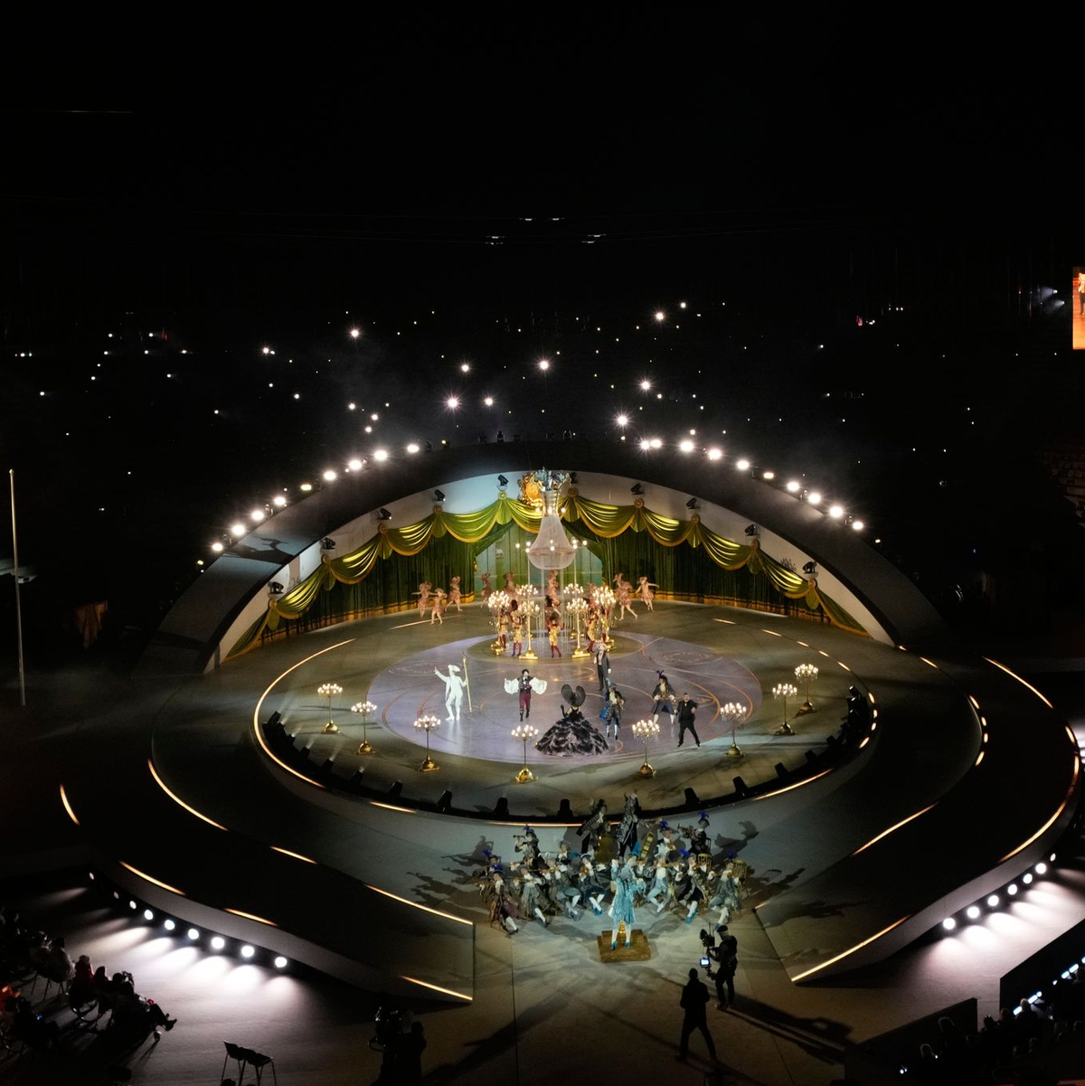 Die Abschlussfeier der Olympischen Winterspiele in der Arena von Verona. - Foto: Bernat Armangue/AP/dpa