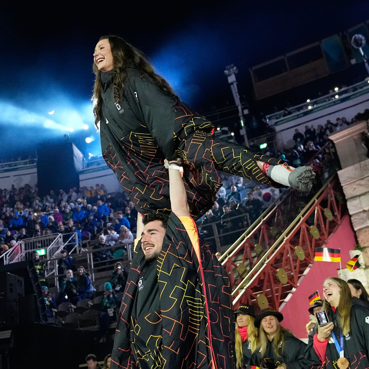 Das Eiskunstlauf-Duo Annika Hocke und Robert Kunkel zeigte eine Hebefigur. - Foto: Natacha Pisarenko/AP/dpa
