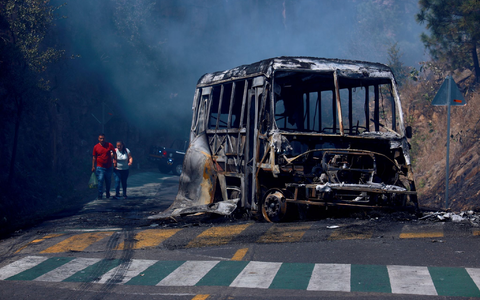 Autos brannten vielerorts nach dem Tod von Drogenboss «El Mencho». - Foto: Armando Solis/AP/dpa