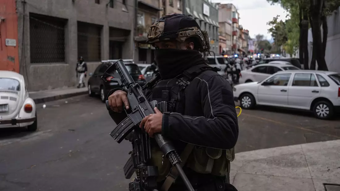 Auch Soldaten der Nationalgarde waren in voller Montur und mit automatischen Waffen im Einsatz.  - Bild: Félix Márquez/dpa