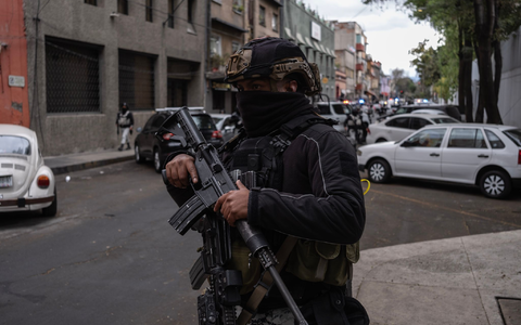 Auch Soldaten der Nationalgarde waren in voller Montur und mit automatischen Waffen im Einsatz.  - Foto: Félix Márquez/dpa