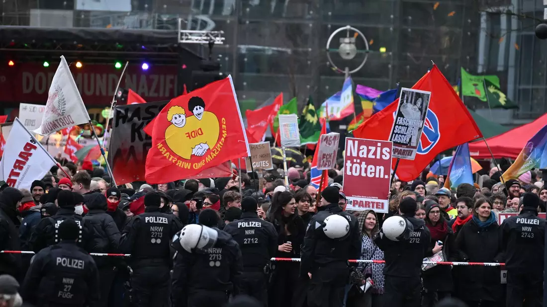 Mehr als 3.000 Menschen haben sich laut Polizei an den Protesten gegen Höcke in Dortmund beteiligt. - Bild: Benjamin Westhoff/dpa