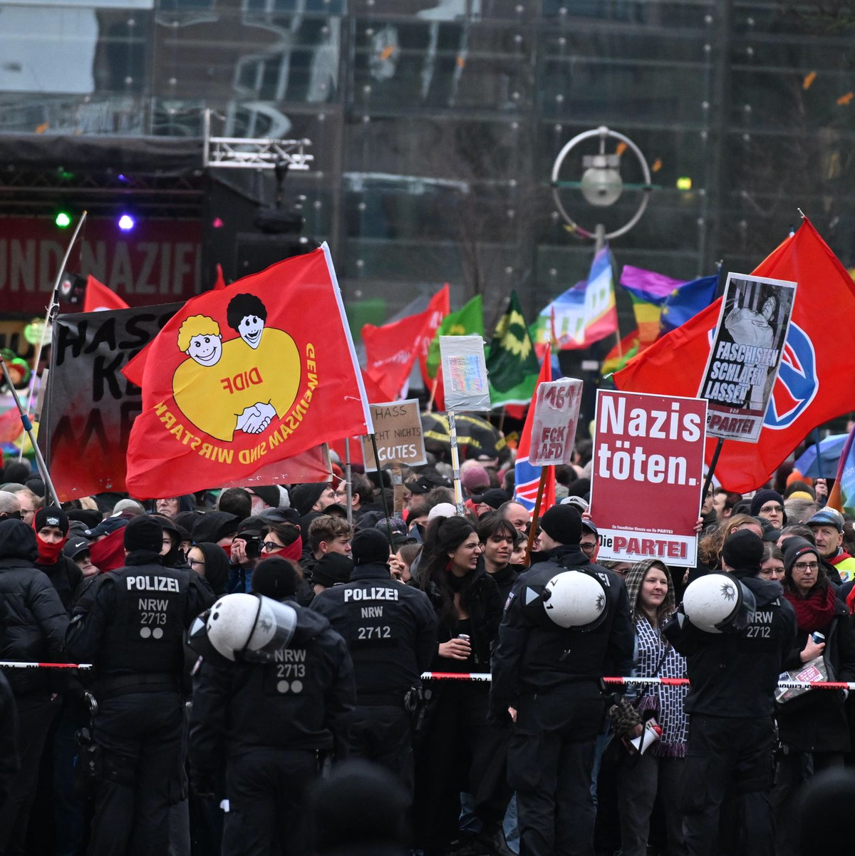 Mehr als 3.000 Menschen haben sich laut Polizei an den Protesten gegen Höcke in Dortmund beteiligt. - Foto: Benjamin Westhoff/dpa