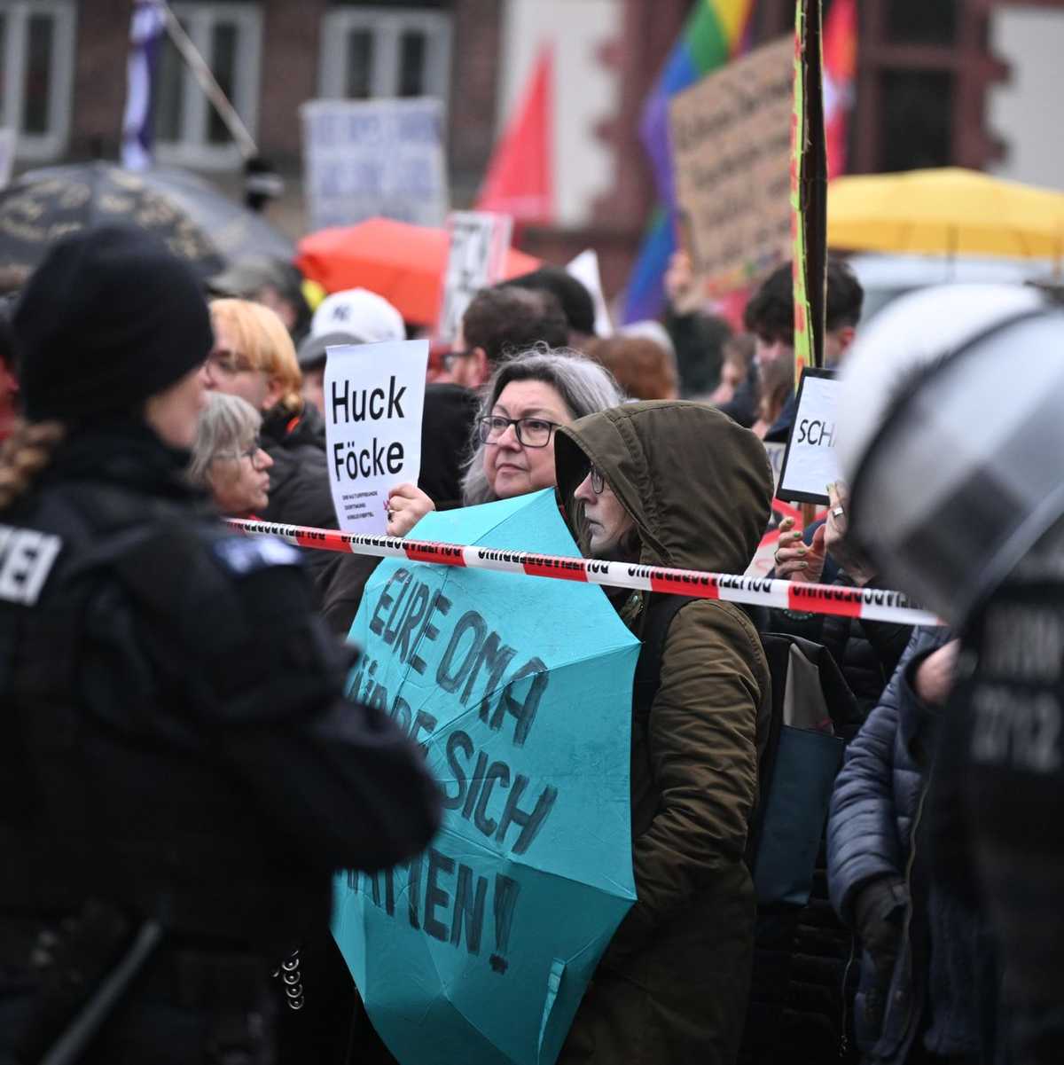 Die Polizei sicherte die Veranstaltung in Dortmund mit starken Kräften ab. - Foto: Benjamin Westhoff/dpa