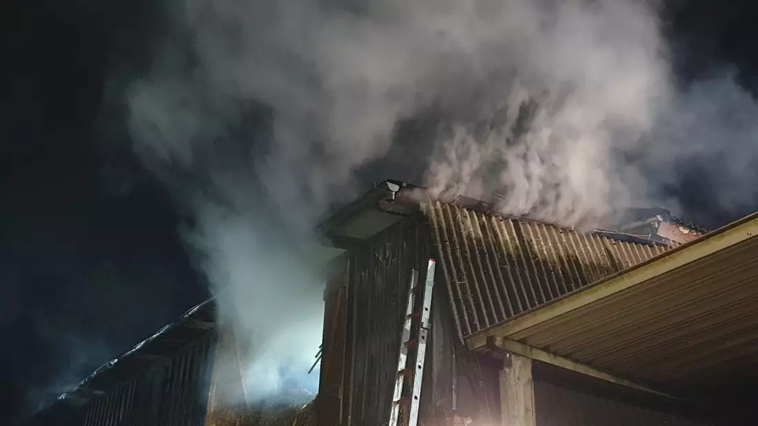 FW-RD: Feuer in einem landwirtschaftlichen Gebäude in Jahrsdorf (Kreis Rendsburg-Eckernförde) - Bild: presseportal.de