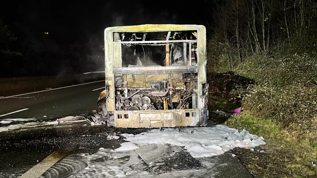 FW-E: Bus brennt auf der BAB 52 - Autobahn zeitweise voll gesperrt - Bild: presseportal.de