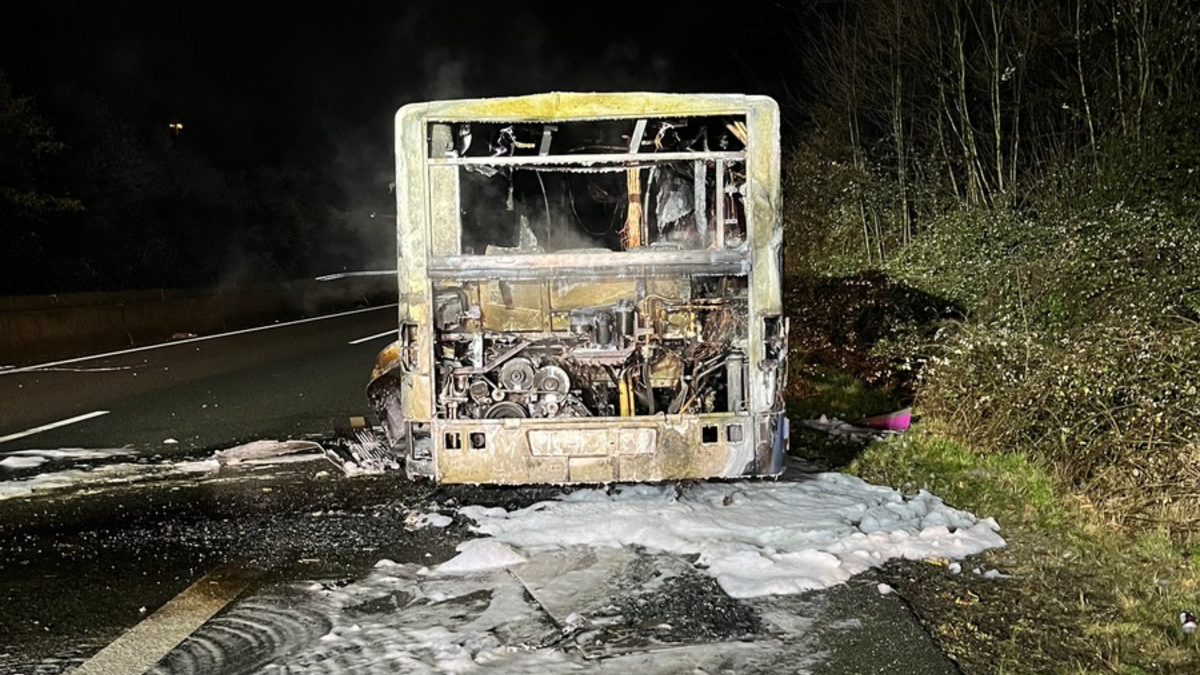 FW-E: Bus brennt auf der BAB 52 - Autobahn zeitweise voll gesperrt - Foto: presseportal.de
