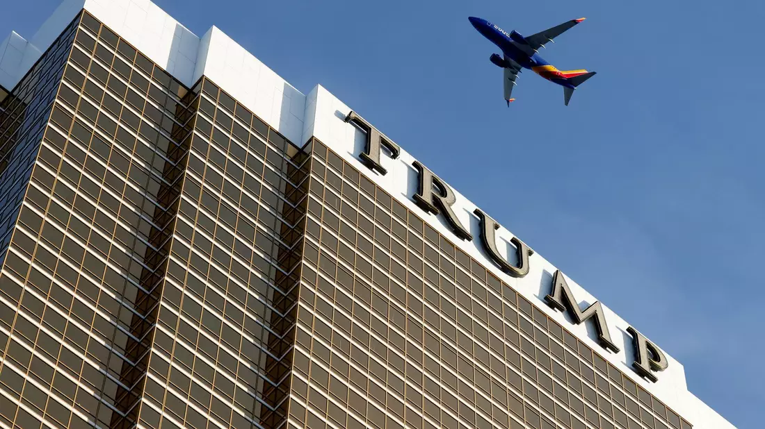 Der «Trump»-Schriftzug prangt an einem Hotel in Las Vegas - an der australischen Gold Coast könnte ein ähnliches Projekt entstehen. (Symbolbild) - Bild: Bizuayehu Tesfaye/Las Vegas Review-Journal/AP/dpa