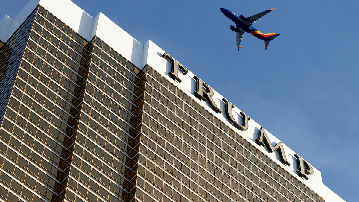 Der «Trump»-Schriftzug prangt an einem Hotel in Las Vegas - an der australischen Gold Coast könnte ein ähnliches Projekt entstehen. (Symbolbild) - Foto: Bizuayehu Tesfaye/Las Vegas Review-Journal/AP/dpa