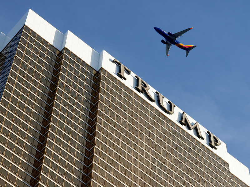 Der «Trump»-Schriftzug prangt an einem Hotel in Las Vegas - an der australischen Gold Coast könnte ein ähnliches Projekt entstehen. (Symbolbild) - Foto: Bizuayehu Tesfaye/Las Vegas Review-Journal/AP/dpa