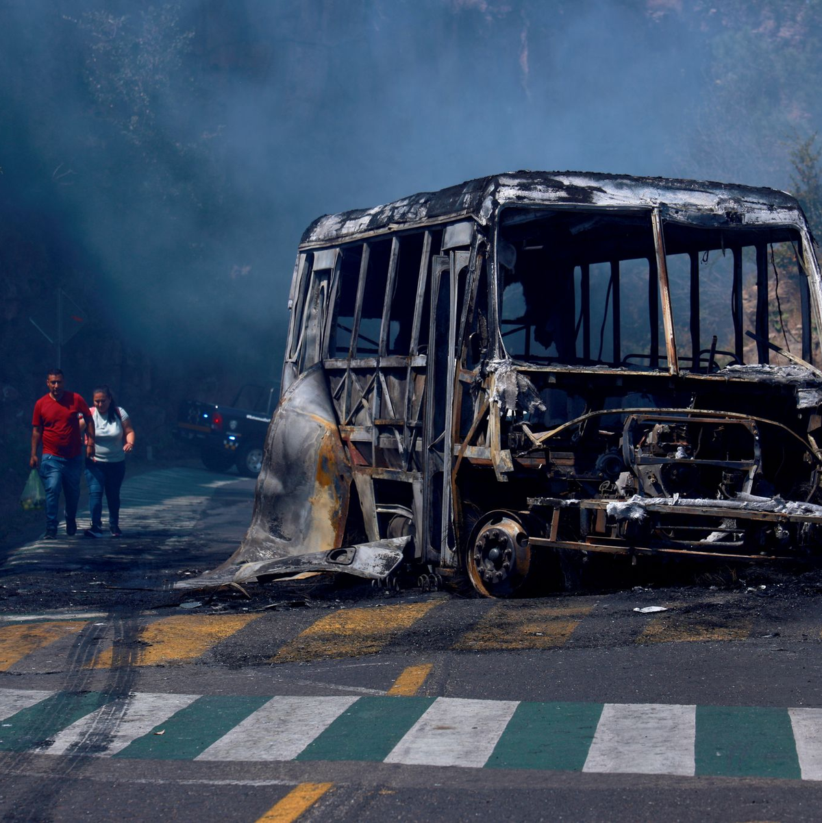 Autos brannten vielerorts nach dem Tod von Drogenboss «El Mencho». - Foto: Armando Solis/AP/dpa