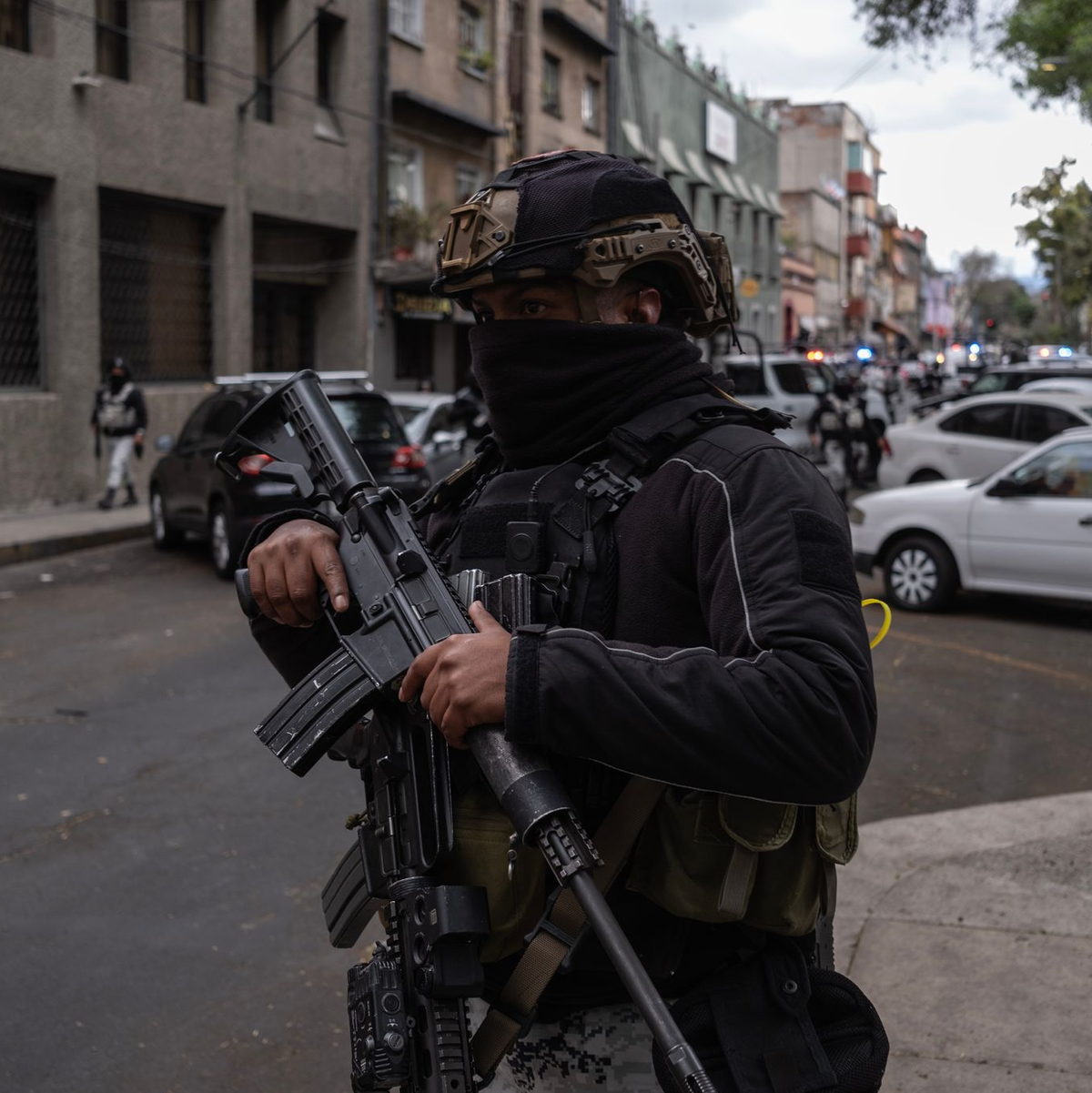 Auch Soldaten der Nationalgarde waren in voller Montur und mit automatischen Waffen im Einsatz.  - Foto: Félix Márquez/dpa