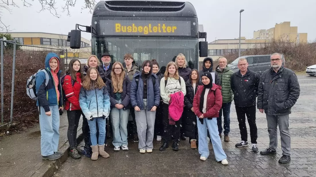 POL-WOB: Schülerinnen und Schüler zu Schulbusbegleitern ausgebildet - Bild: presseportal.de