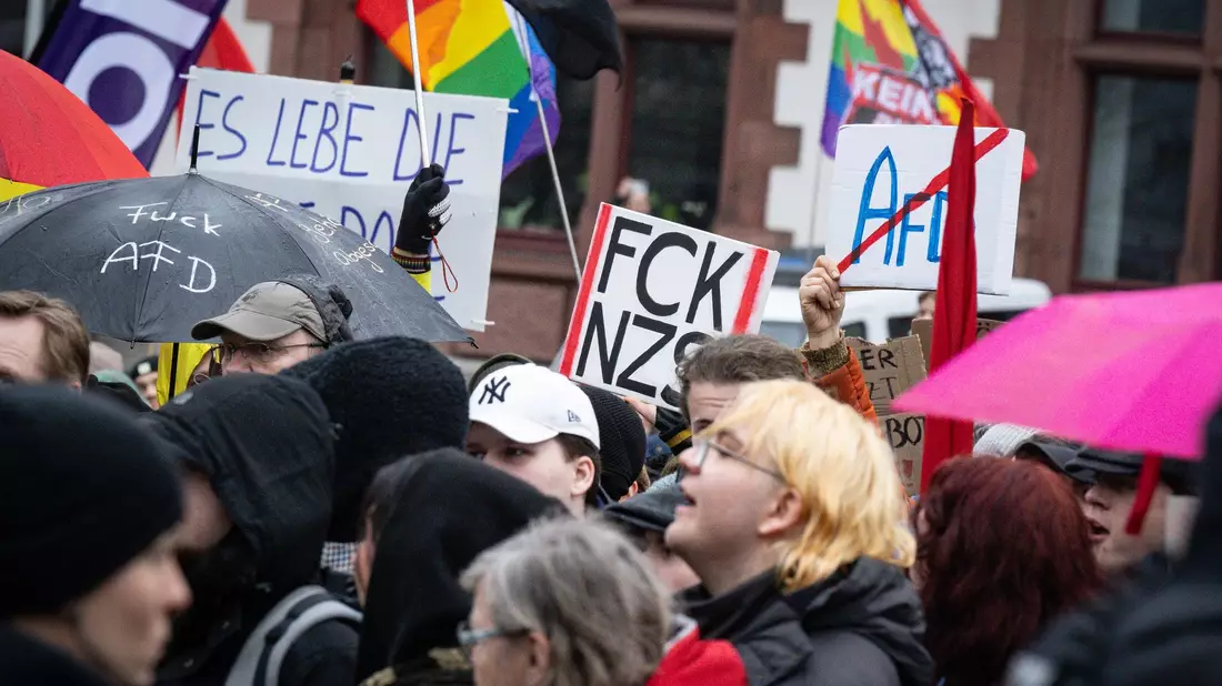 In Nordrhein-Westfalen gab es schon am Sonntag vehementen Protest gegen Auftritte des Thüringer AfD-Landeschefs Björn Höcke. - Bild: Benjamin Westhoff/dpa