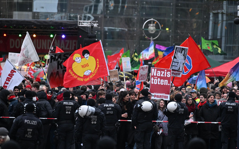 Mehr als 3.000 Menschen haben sich laut Polizei an den Protesten gegen Höcke in Dortmund beteiligt. - Foto: Benjamin Westhoff/dpa