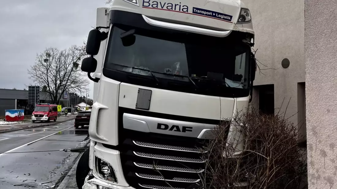 POL-HRO: Alkoholisierter Lkw-Fahrer verursacht Unfall und landet in Hauswand - Bild: presseportal.de
