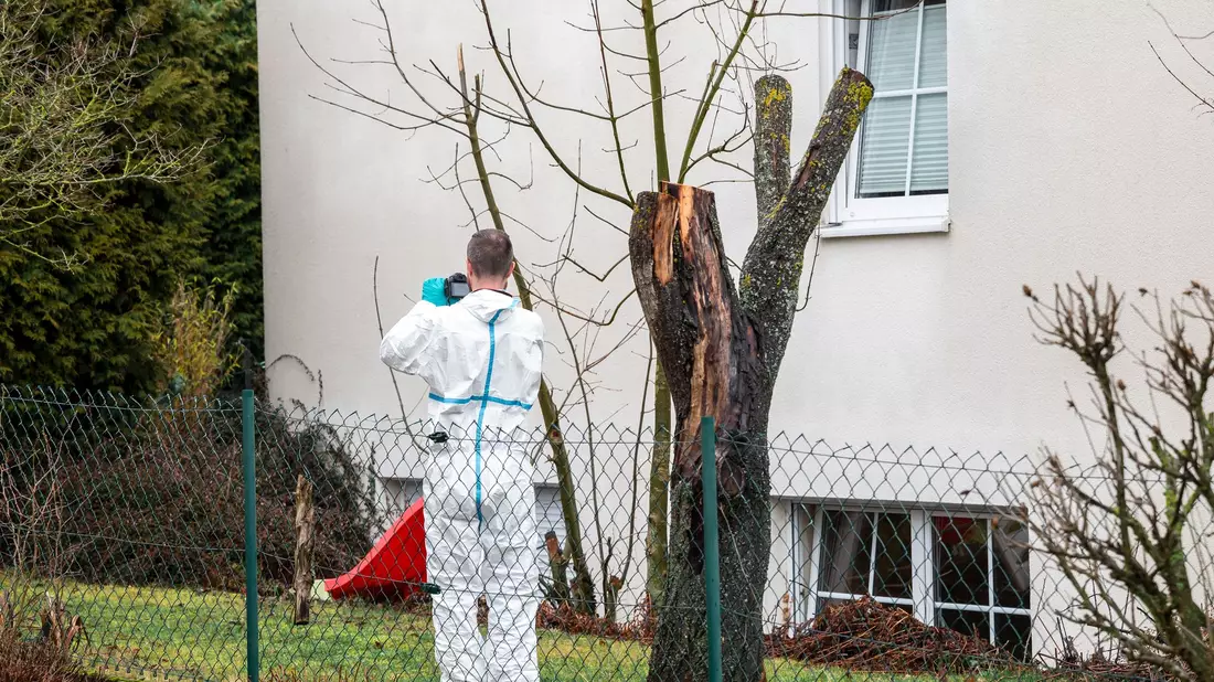 Am Montag waren Spezialisten der Spurensicherung am Haus im Einsatz. - Bild: Daniel Vogl/dpa
