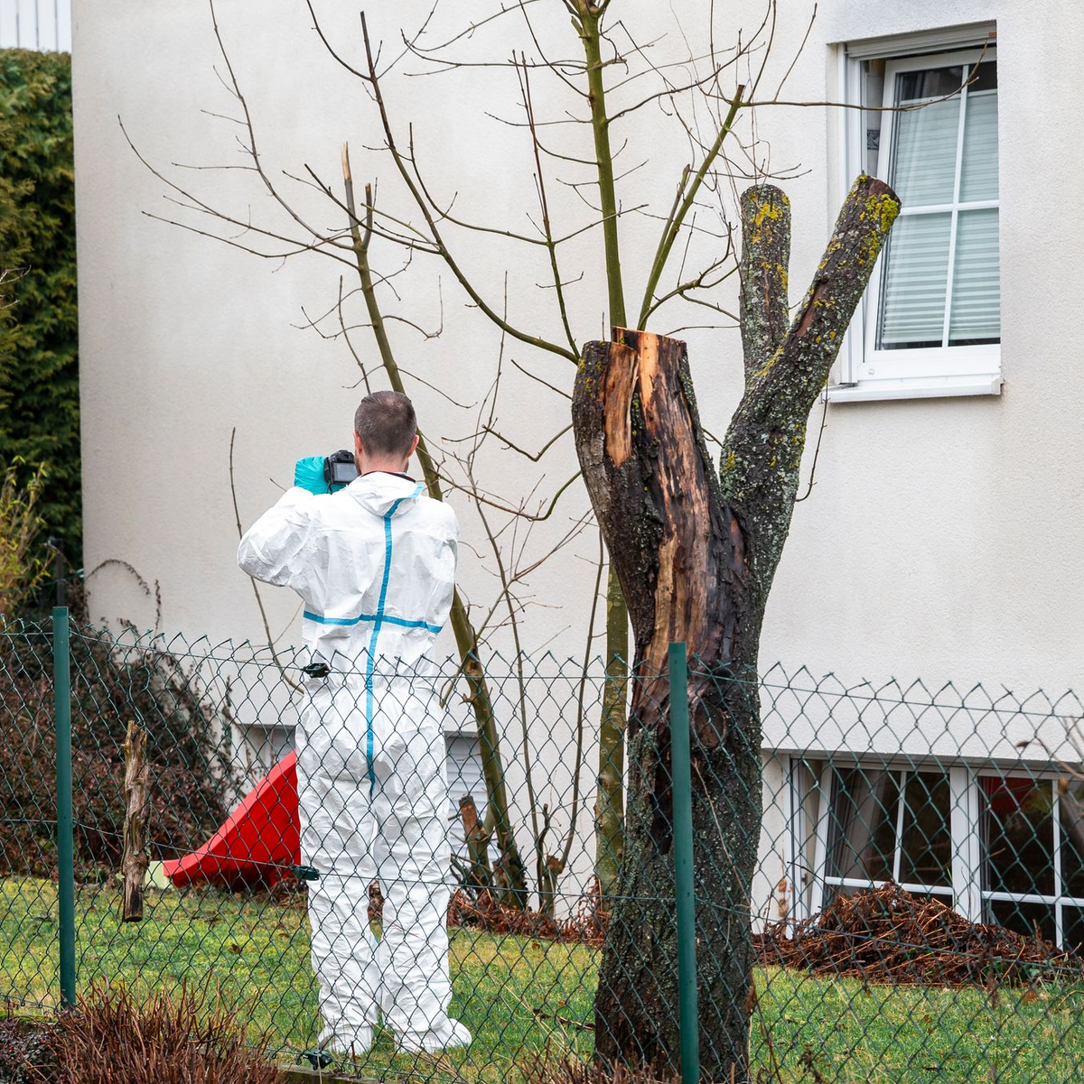 Am Montag waren Spezialisten der Spurensicherung am Haus im Einsatz. - Foto: Daniel Vogl/dpa