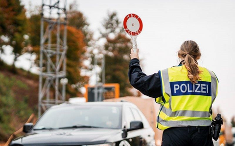 Bundespolizeidirektion München: Bundespolizeiinspektion Freilassing stoppt illegale Aktivitäten: Waffen, Drogen und Einreiseverstöße bei Wochenendkontrollen festgestellt - Foto: presseportal.de
