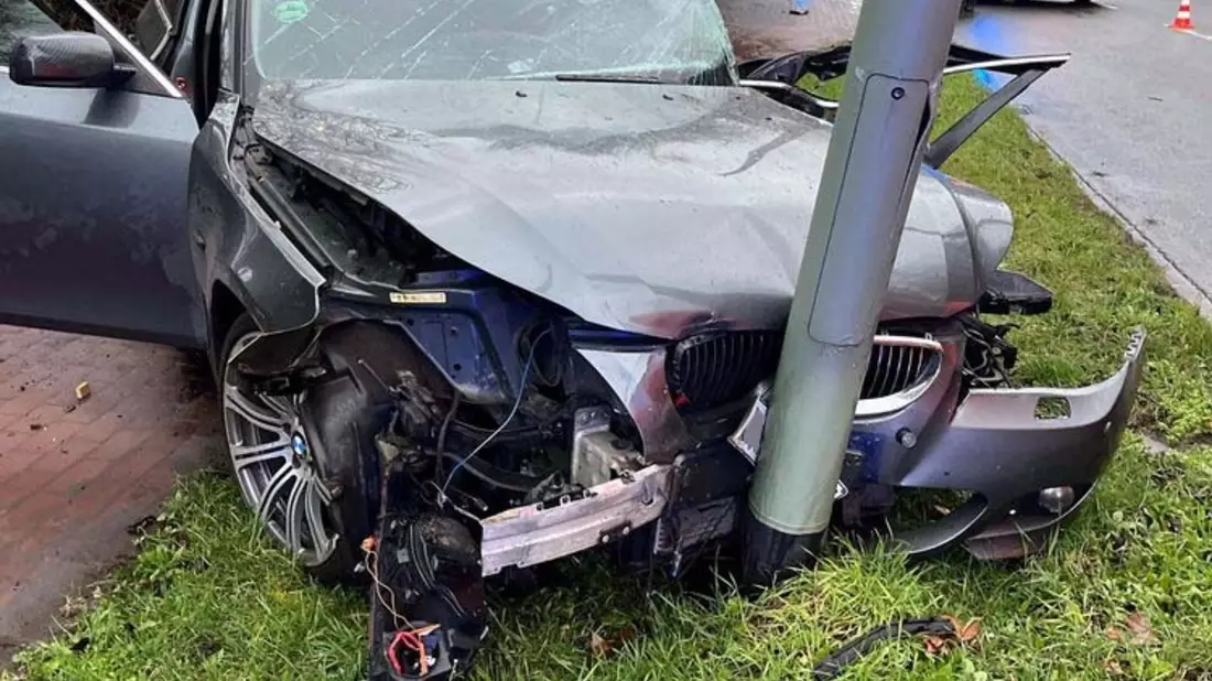 POL-DU: Marxloh: BMW kommt von Straße ab - Ein schwer Verletzter - Bild: presseportal.de