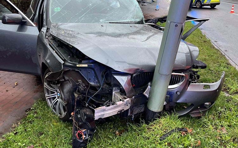 POL-DU: Marxloh: BMW kommt von Straße ab - Ein schwer Verletzter - Foto: presseportal.de