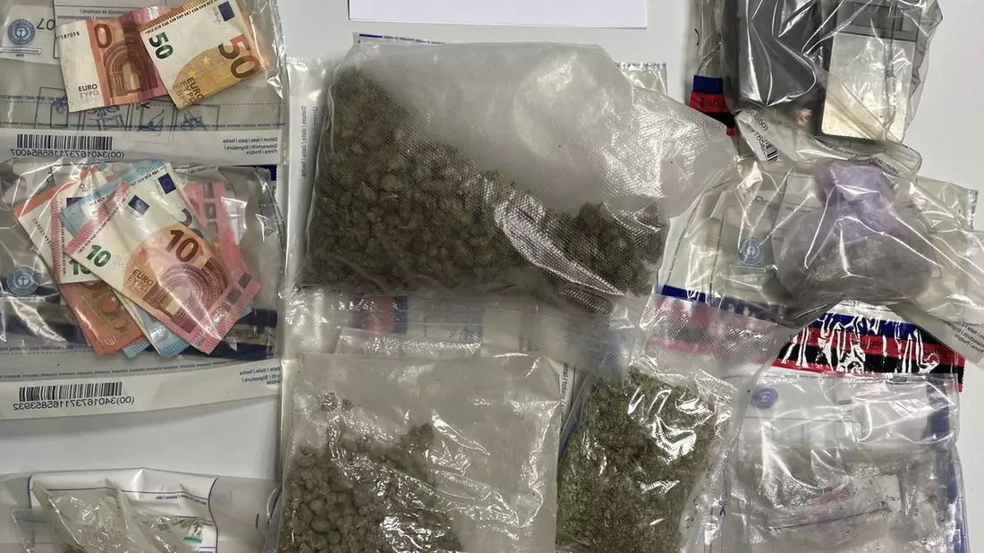 POL-KS: Zwei Wohnungsdurchsuchungen durch OE City: Mutmaßlicher Dealer in Untersuchungshaft; Drogen und Waffen sichergestellt - Bild: presseportal.de